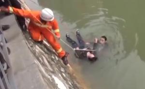 老人不慎落水，众人结起“人绳”施救