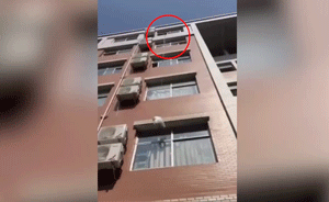 女大学生撕衣系绳吊快递,网友赞创奇迹