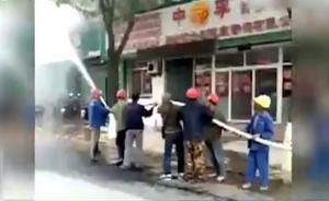 居民楼着火，自来水工人秒变消防员灭火