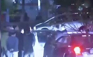 停车费争执奥迪堵闸口,遭后车连撞5次