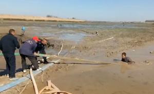 安徽砀山一村民捕鱼身陷泥潭