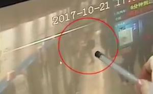 女子搶黃燈上了地鐵，孩子落站臺