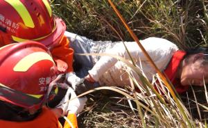 女子手被夹拿消防撒气:我还万斤顶呢!