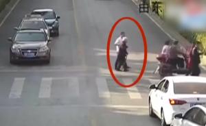 老人迟缓过马路，车主停车搀扶护送