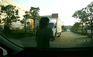 女子走路玩手機被撞，肇事者是自家老公
