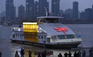 夜色中的黄浦江面，一艘渡轮如同大号萤火虫漂在江心