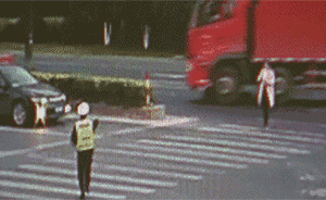 杭州女子被卷入貨車底盤幸運(yùn)生還，生死之差只在一秒鐘