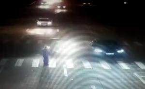 浙江男子過斑馬線時停下看手機(jī)被撞飛，交警稱其應(yīng)負(fù)相應(yīng)責(zé)任