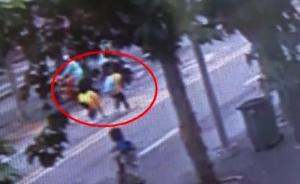 现金散落街头：学生上交，成人捡起溜走