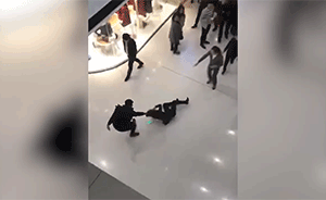 女导购掌掴怀孕顾客，遭猛踹拽发拖行