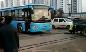 凶险!公交抛锚铁道口,民警拦货车拖离