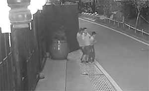 男童遭劫持,过路保安徒手夺刀救人