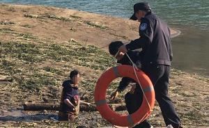 浙江常山六旬老太摸螺蛳身陷淤泥，两民警徒手刨泥半小时救出