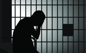 村支书操控马仔垄断村内建设工程，当众殴打提意见村民家人