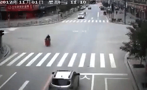 奇葩！私家车26天闯红灯十次还用假牌