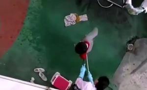 “水管冲男童”幼儿园录视频:用的热水