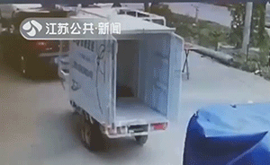 快递员停车未拔钥匙，两儿童发车引事故