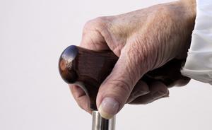 西安八旬老人遭仨兒子互相推諉寄宿村委會(huì)，外孫幫忙起訴