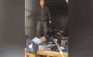 不满双11早上班,快递员拍踢快递视频
