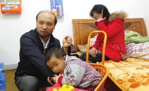 湖南一男子每晚推著兒子牽著妻子拾荒，生活艱難但不乞求訴苦