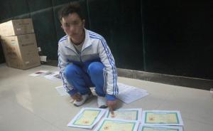 安徽铜陵警方：男子伪造父亲死亡证明，街头乞讨博同情被拘