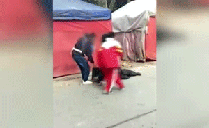老人摔倒夫妻怕訛先拍攝，學生直接扶起