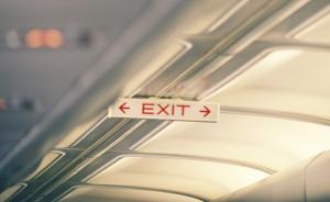 鼻子貼膠布被疑整容，19歲女乘客登機(jī)后被東航強(qiáng)行勸下飛機(jī)