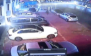 奔驰停路边,遭倒塌吊臂拦腰砸瘪