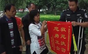 男孩放生乌龟溺水，过路特警跳河救人