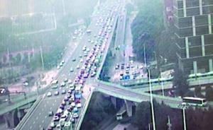 武漢一男子欲跳橋被民警苦苦勸回，長江二橋因此堵了三小時