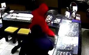 窃贼遇上钢化玻璃，敲到手断也没用