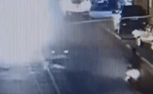 金毛犬撞倒骑车人，主人扔下伤者先救狗