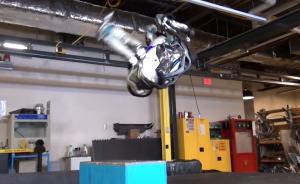 又逆天了！波士頓動力機器人完美后空翻