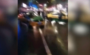 抢客起争执,出租车3次撞向专线车