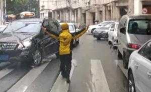 救护车遇堵，外卖小哥雨中指挥车辆让路