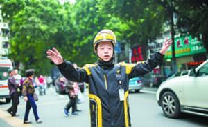 暖聞｜廣州外賣哥雨中為救護(hù)車開道：人命關(guān)天，所以站了出來