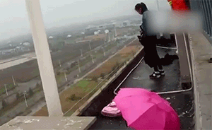 初中女生学习压力大跳楼，消防一把抱回