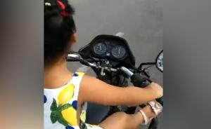 小女孩开摩托车飞奔，其父被扣17分