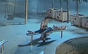男子醉酒睡马路长凳,钱财被盗后遭猥亵
