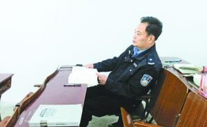 湖北54岁大学保安爱写诗：背初中文言文，休息时去蹭文学课