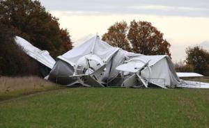 脱离停泊塔，“飞天屁股”摔成两半