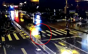 小伙“跨栏”摔路中：涉嫌损坏公私财物