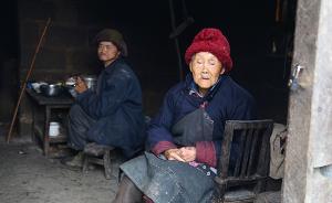 102岁老人，72岁的智障儿子，还有他们的两副寿材