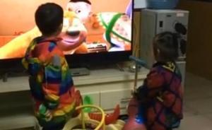 3歲小表叔帶2歲侄女逛街：弄丟了