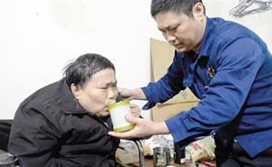 暖聞｜重慶孝子邊打工邊照顧患病母親：現(xiàn)在她像孩子我是家長