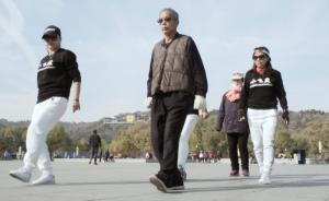 广场舞新高度！大爷时尚“鬼步”惊众人