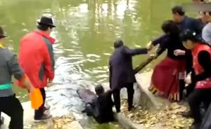 女子公园坠湖，5旬广场舞大妈跳湖救人