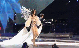 奚夢(mèng)瑤摔倒沒(méi)什么，“上海這場(chǎng)是有史以來(lái)最出色的維密秀”