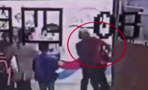 孙子与同学冲突，老太追打致学生脑震荡