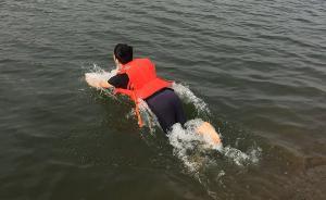 暖聞｜湖北男子釣魚不慎墜河，帶病的民警小伙和輔警跳水救人